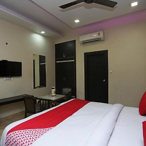 Super Hotel O Samrat